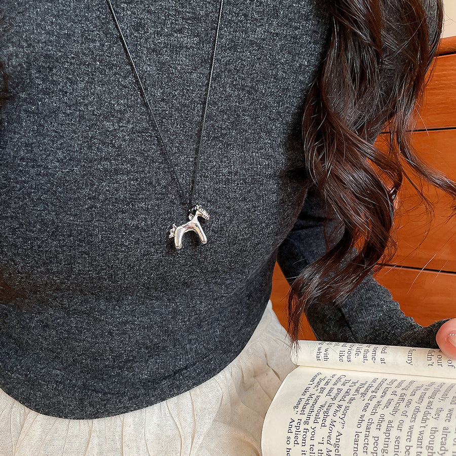 Collar con colgante de caballo minimalista de lujo para mujer en madera con chapado en oro de 18 quilates — Cadena para suéter de uso diario