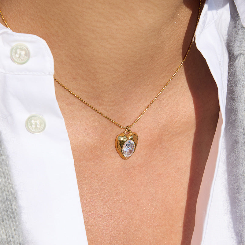 Collar con colgante de corazón minimalista de acero de titanio con chapado en oro al vacío PVD para mujer
