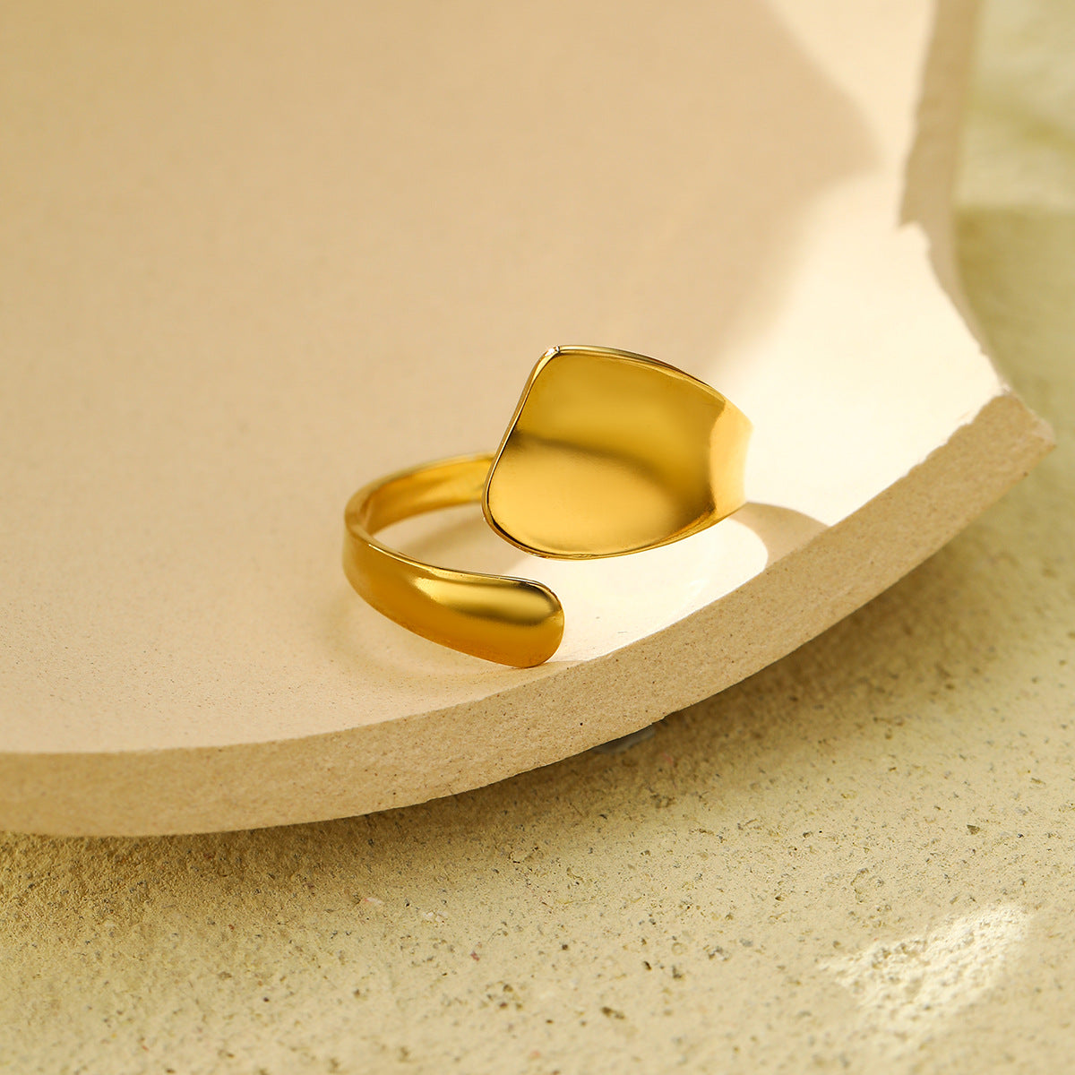 Anillo abierto minimalista de acero inoxidable geométrico pulido para mujer con diseño asimétrico