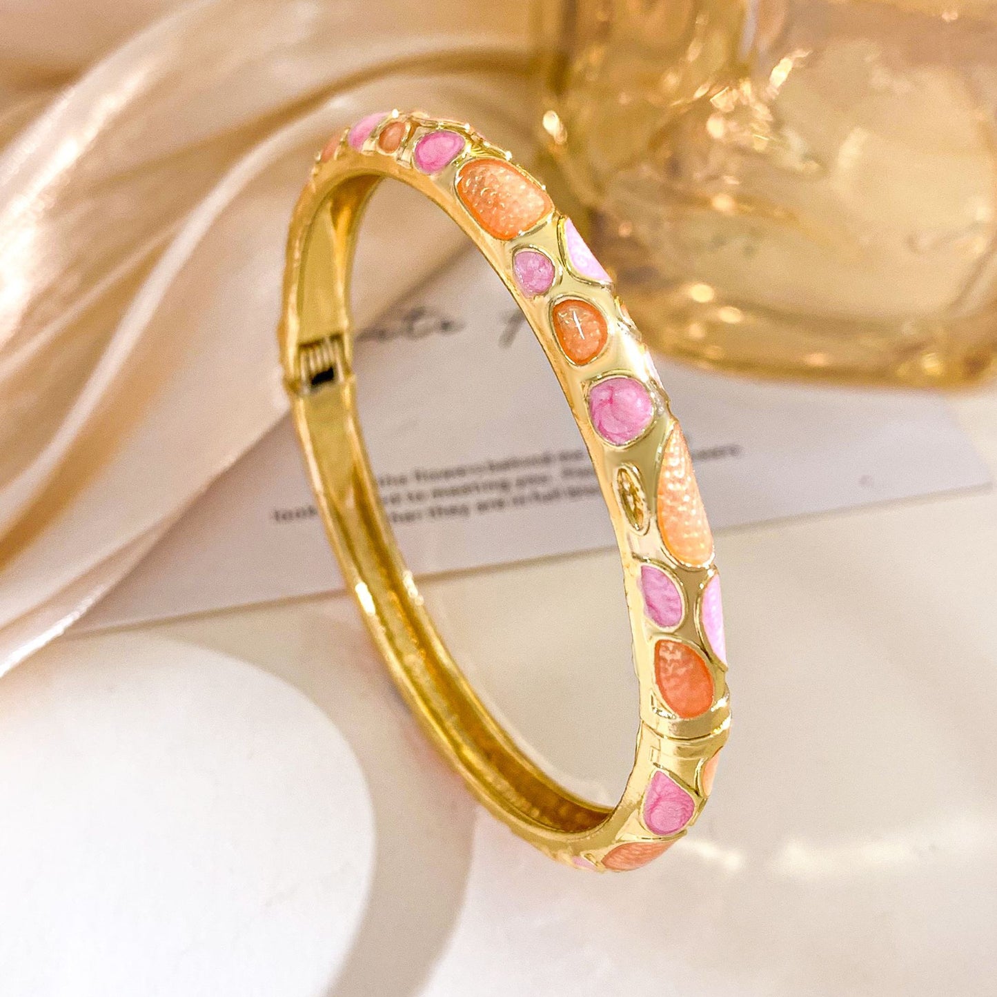 Bracciale in lega smaltato a pois alla moda con intarsio di strass