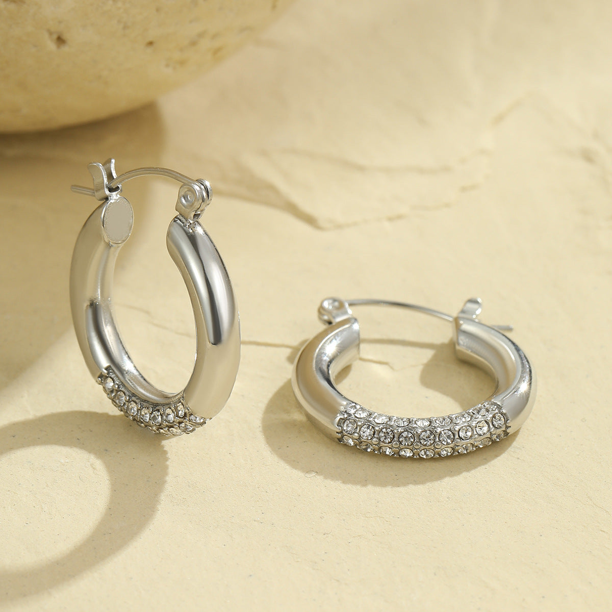Pendientes de Aro Minimalistas Geométricos de Acero Inoxidable Chapados en Oro para Mujer con Detalles de Diamantes de Imitación