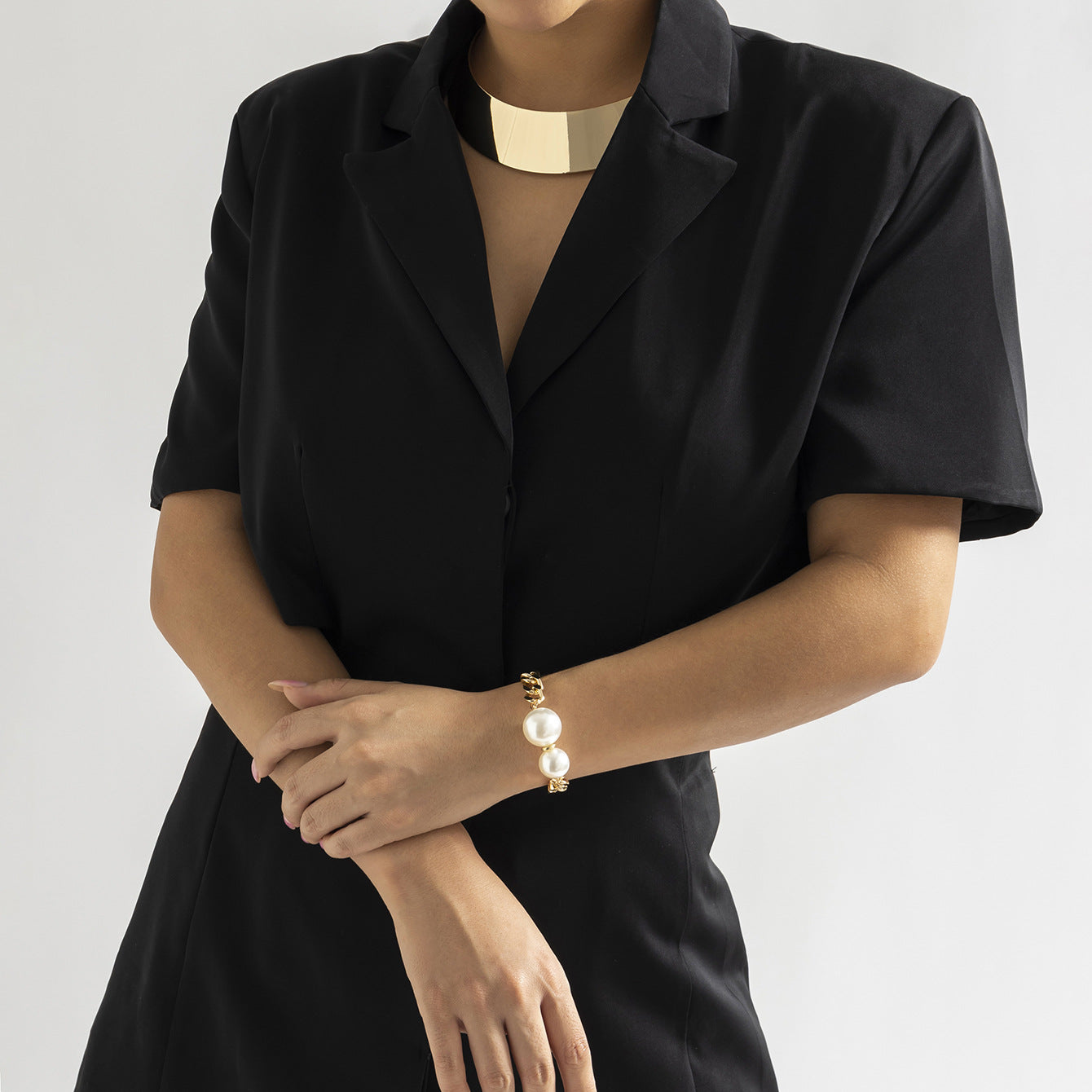 Collana Girocollo Minimalista Punk Geometrica in Metallo da Donna con Finitura Galvanizzata e Pendente a Ventaglio