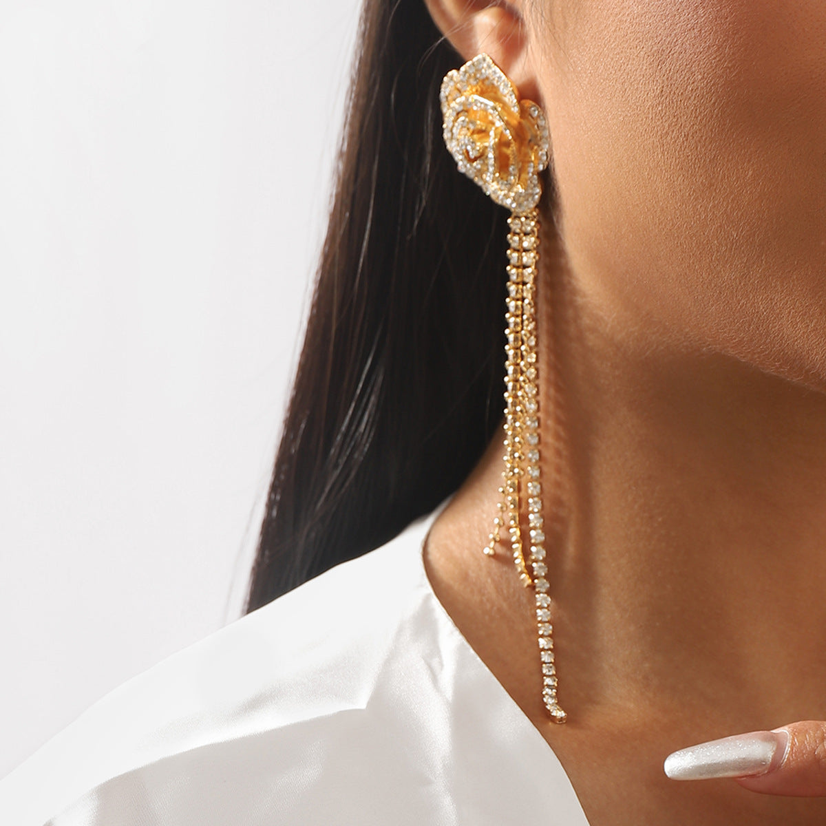 Eleganti orecchini a lobo ispirati al vintage con camelia e strass intarsiati su base in lega, design floreale femminile con frange pendenti