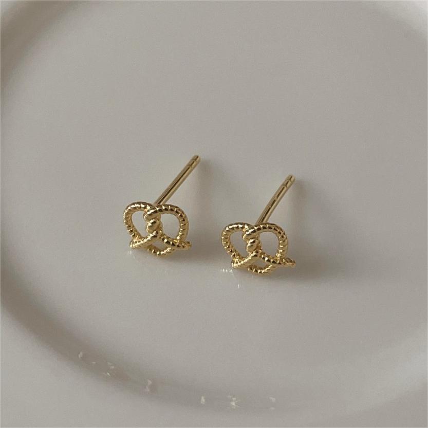 Minimalist Heart-Shaped 925 Sterling Silver Stud Earrings with Twisted Wire Detail and Polished Finish