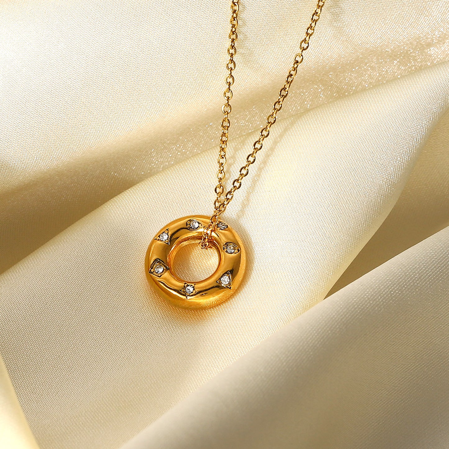 Collar Colgante de Círculo Hueco Geométrico Minimalista para Mujer de Acero Inoxidable con Baño de Oro de 18K e Incrustaciones de Zirconia