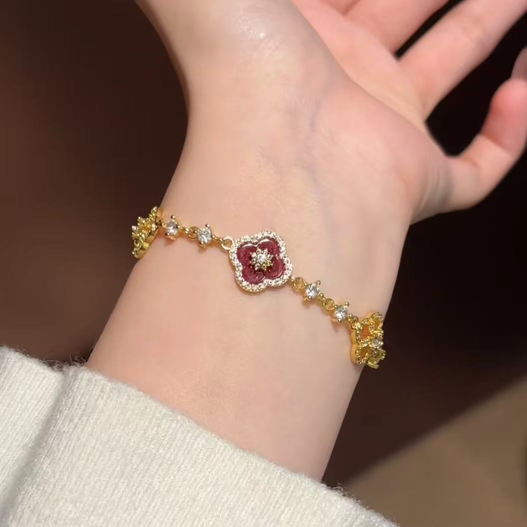 Elegante bracciale da donna con fiore geometrico e accenti in zircone, in rame placcato, stile trendy da ufficio, gioiello versatile e lussuoso per la mano