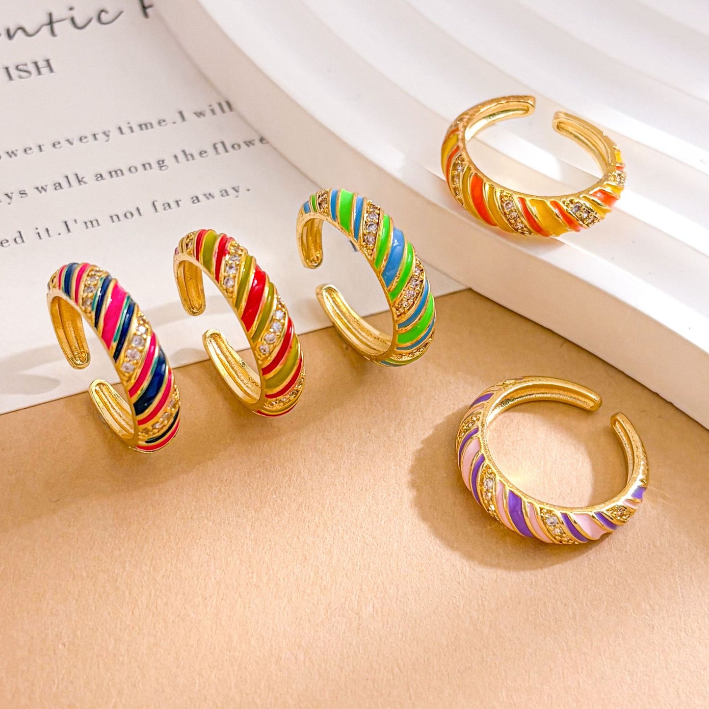 Anello a forma di cuore in ottone, con zirconi cubici, placcato oro, dal design regolabile e aperto, per donna