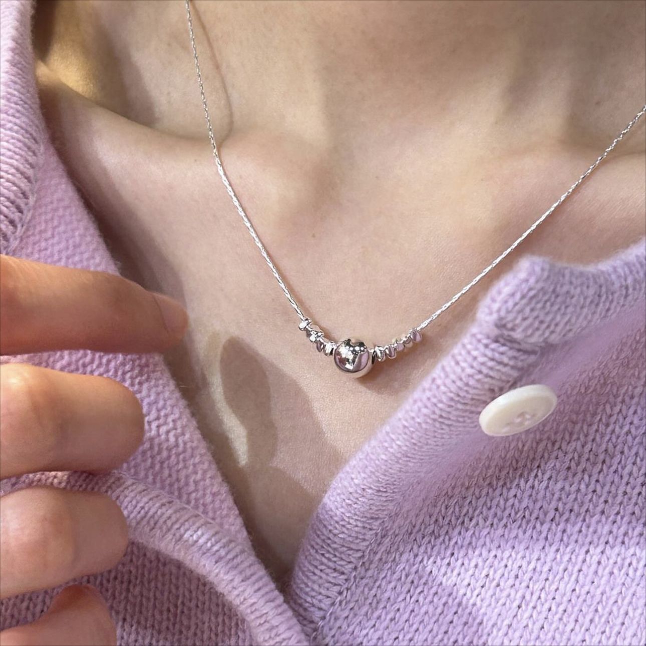Collar de Plata de Ley 925 con Colgante de Círculo Geométrico Minimalista con Acabado Chapado en Cadena de Serpiente