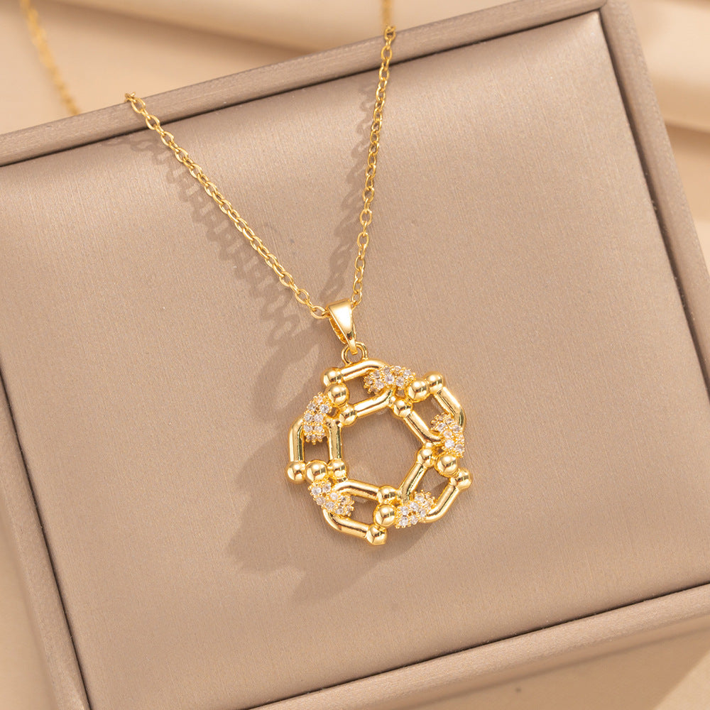 Collar colgante geométrico redondo de herradura de cobre y circonita chapado en oro de 18 quilates de lujo ligero para mujer con cadena O de acero de titanio