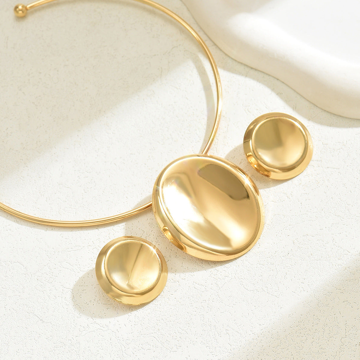 Set di Collana e Orecchini a Pendente Geometrici Minimalisti in Lega per Donna con Finitura Placcata, Cerchio e Ovale, Catena con Ciondolo