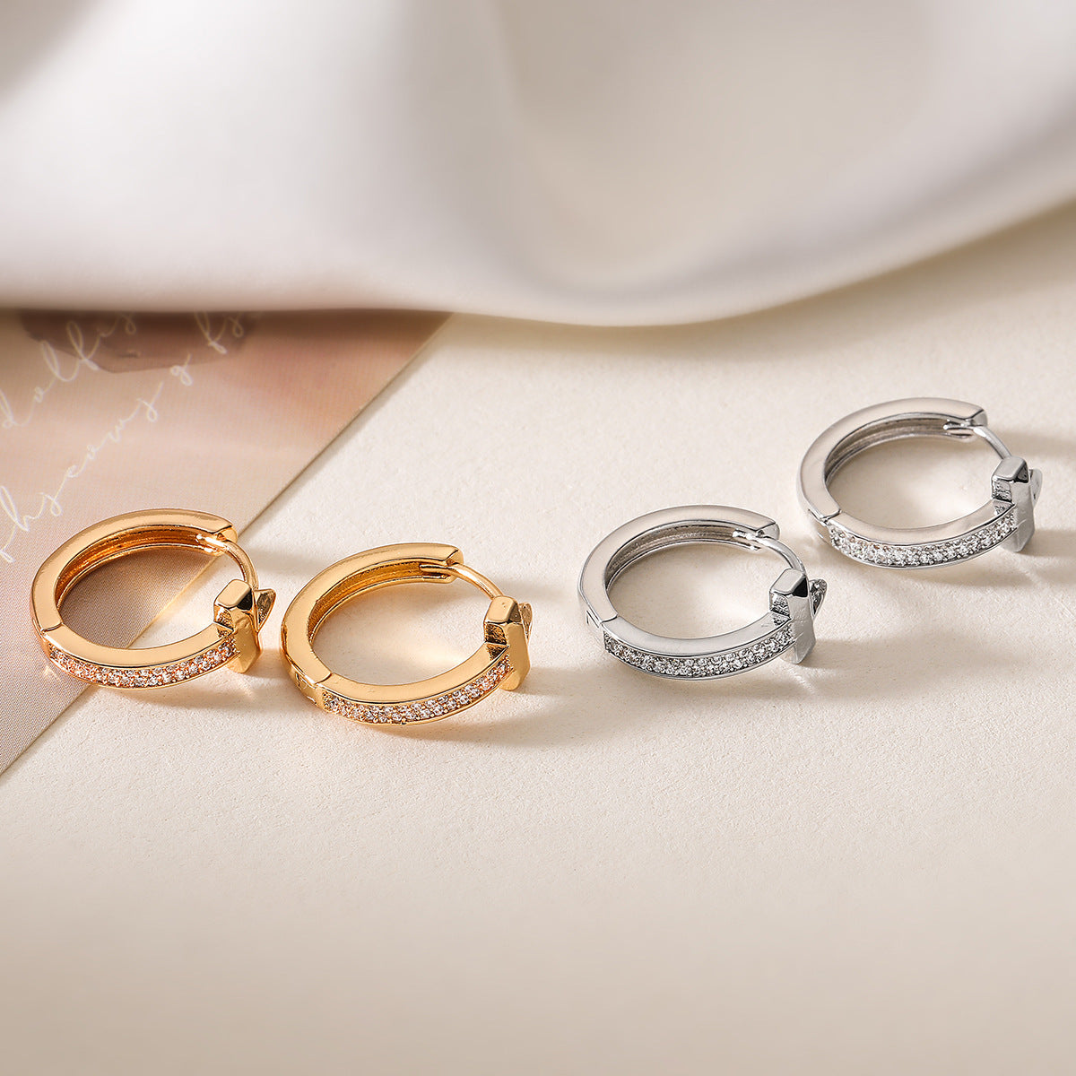 Orecchini a Cerchio Geometrici Minimalisti da Donna, Base in Rame con Placcatura in Oro 18K e Zirconi Micro-Incastonati