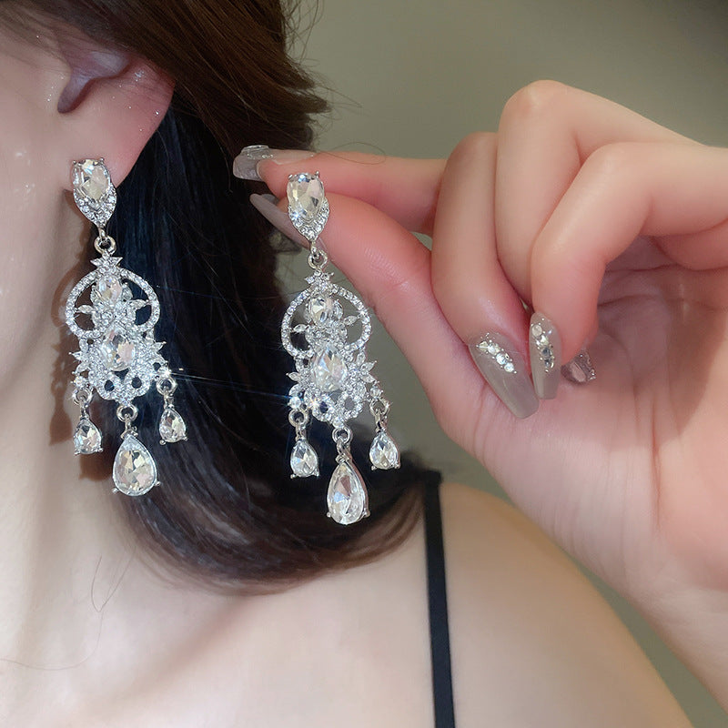 Orecchini a perno di lusso con lega geometrica irregolare e intarsio di strass, placcati argento, alla moda e versatili da donna