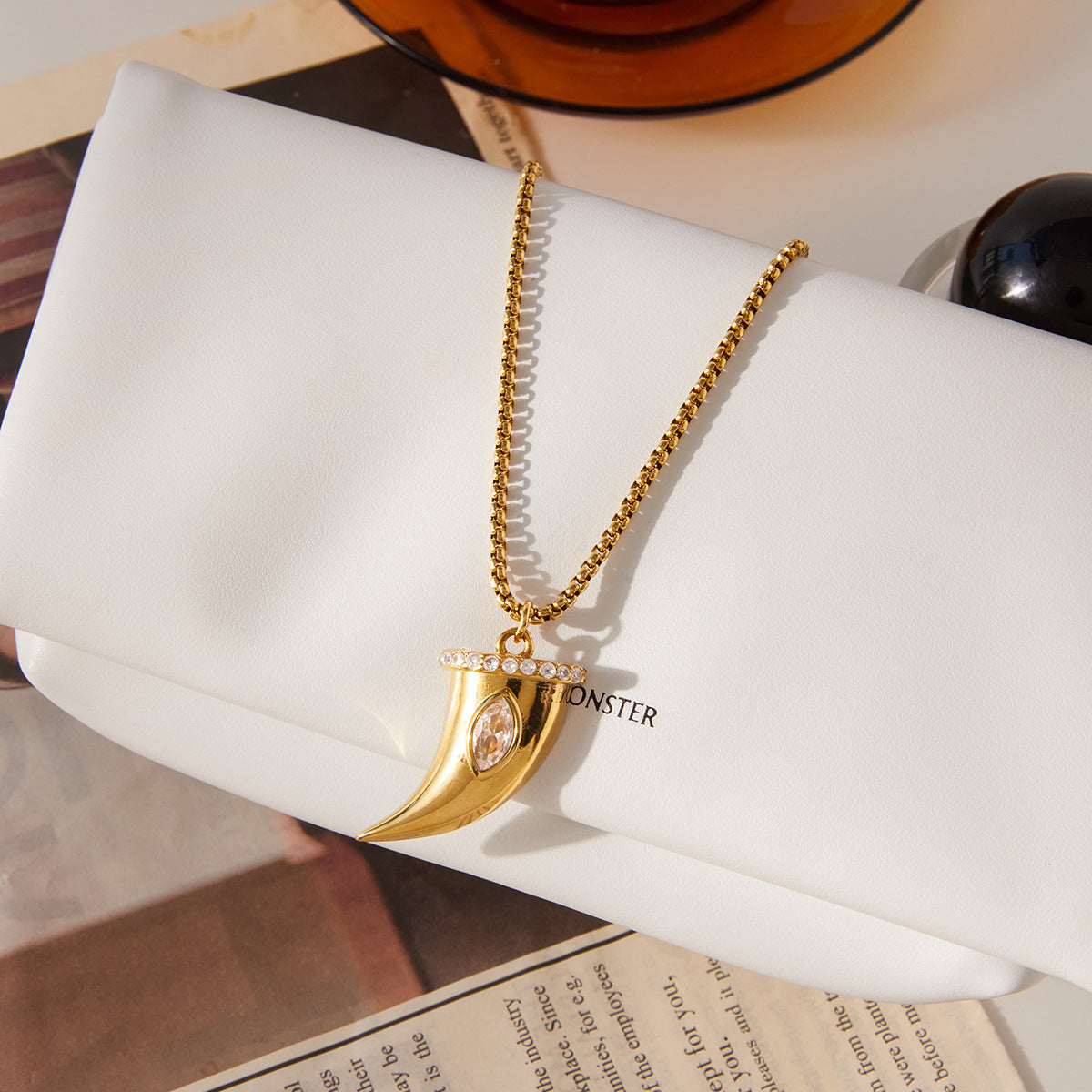 Collana con Pendente Minimalista in Acciaio al Titanio a Forma di Corno con Intarsio in Zirconi e Placcatura in Oro PVD da Donna