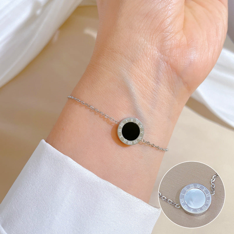 Bracciale vintage in acciaio al titanio con numeri romani e madreperla, placcato oro da donna