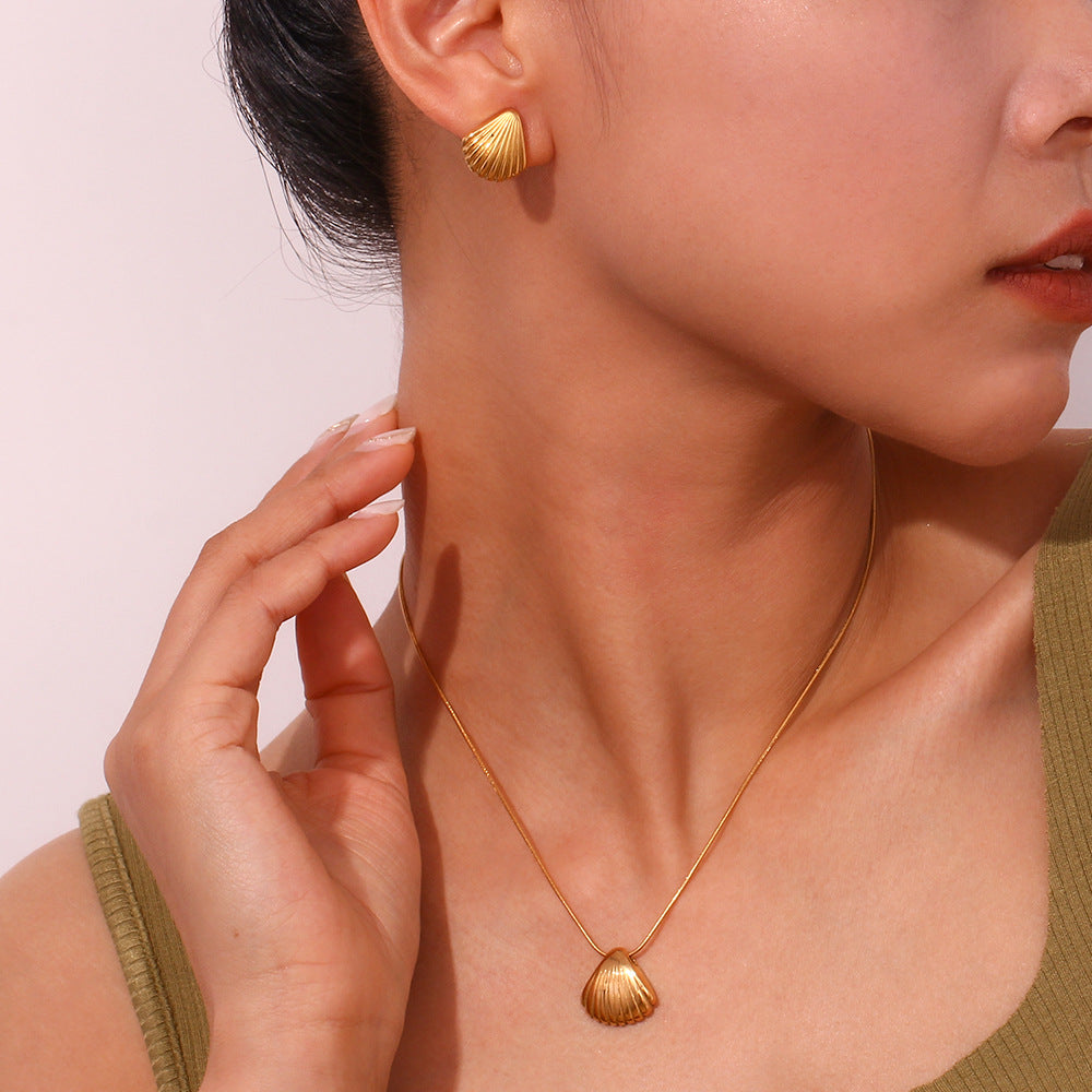 Minimalist Vintage Style Scallop-Shaped Pendant Necklace for Women in Stainless Steel with 18K Gold Plating