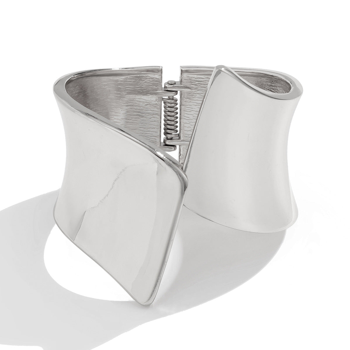 Bracciale a fascia in metallo lucido geometrico quadrato per donna con finitura galvanizzata e design audace avvolgente