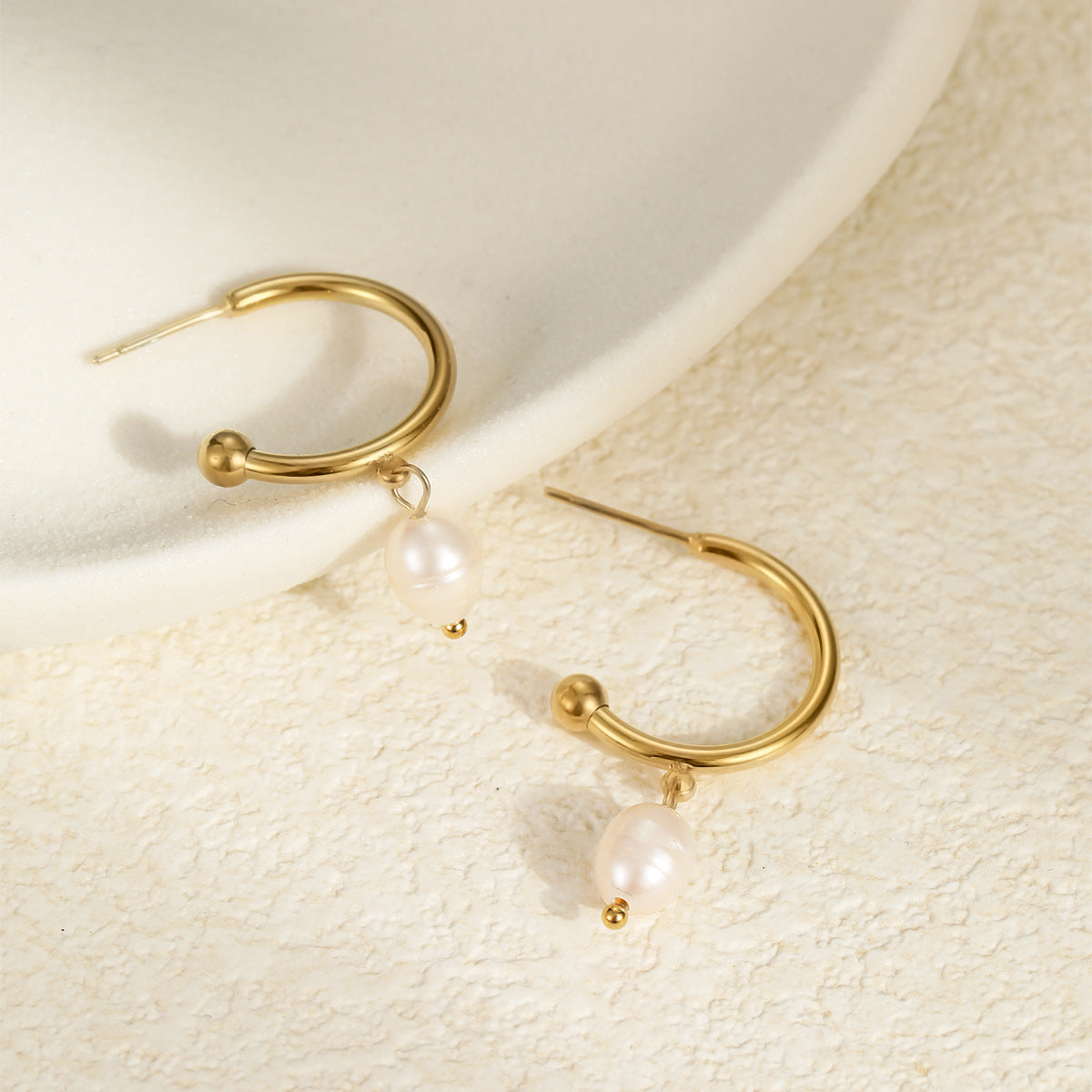 Orecchini da donna alla moda placcati in oro, in acciaio inossidabile, con perla singola e design geometrico minimalista