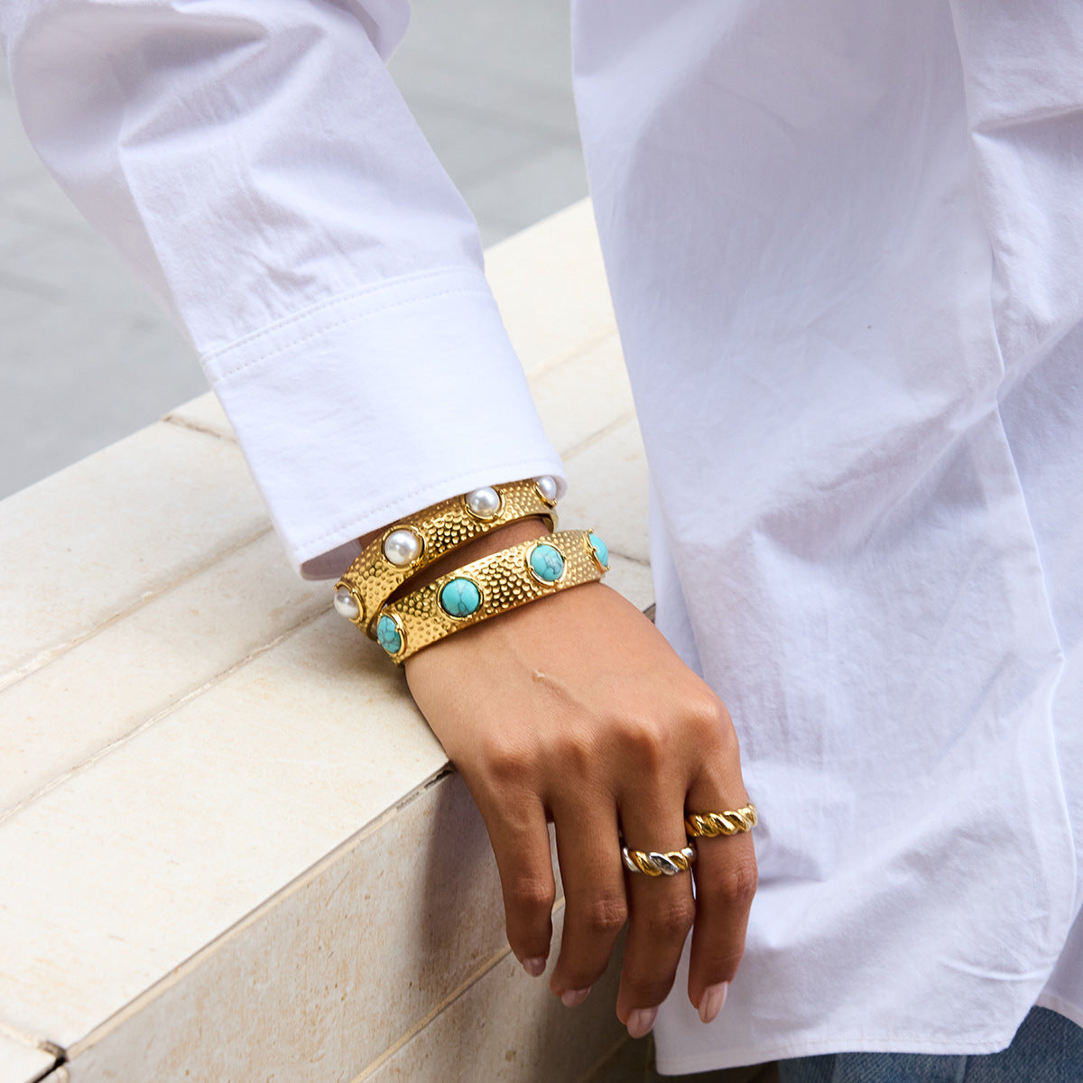 Pulsera de Acero Inoxidable con Textura Martillada a la Moda para Mujer con Detalles de Resina Turquesa y Perlas