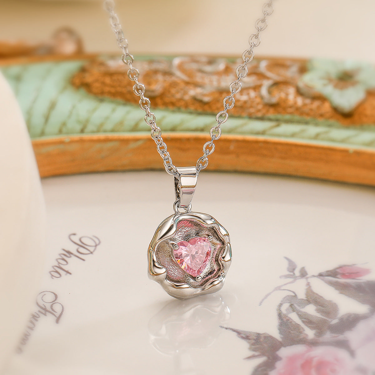 Minimalist Geometric Pendant Necklace for Women with Gold-Plated Copper and Zircon, Elegant Locket-Style Clavicle Chain