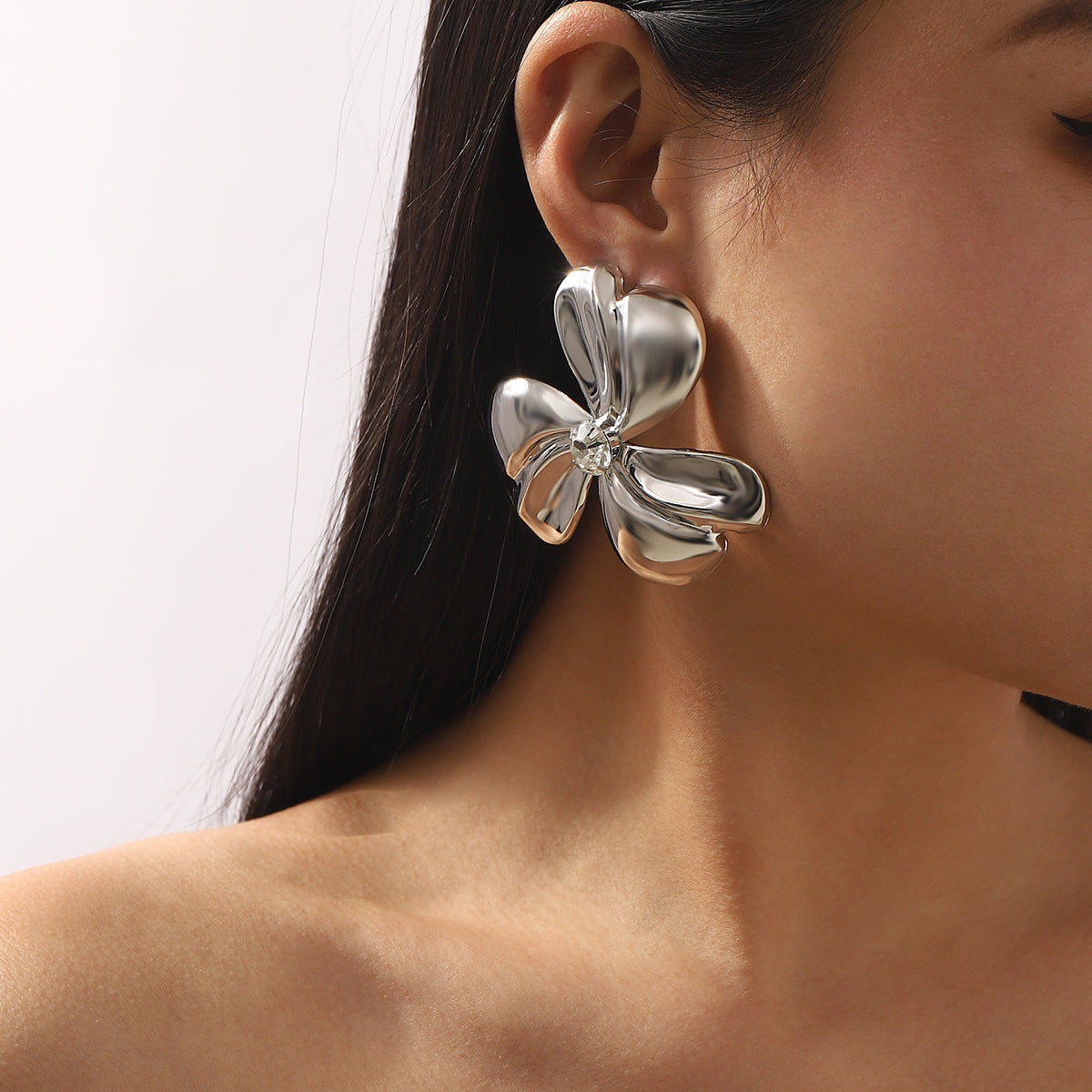 Orecchini a perno da donna in lega floreale alla moda con finitura lucida e design minimalista