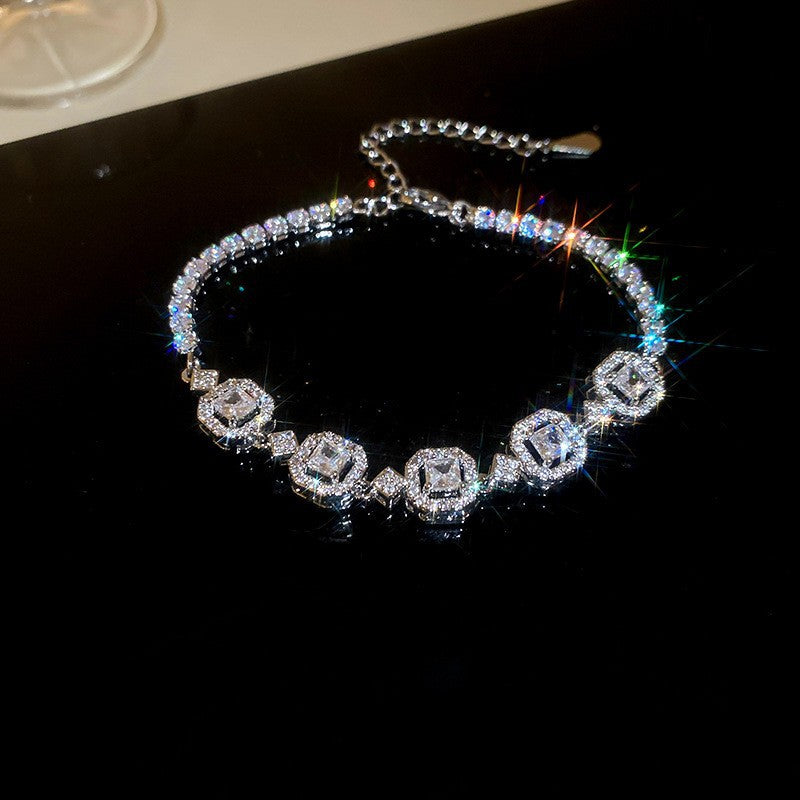 Elegante bracciale da donna con fiore geometrico e accenti in zircone, in rame placcato, stile trendy da ufficio, gioiello versatile e lussuoso per la mano