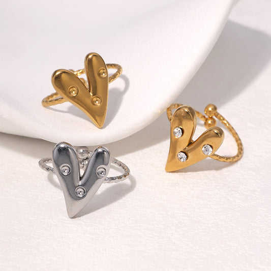 Anello da donna minimalista a forma di cuore in acciaio al titanio con placcatura in oro 18 carati e intarsio di strass