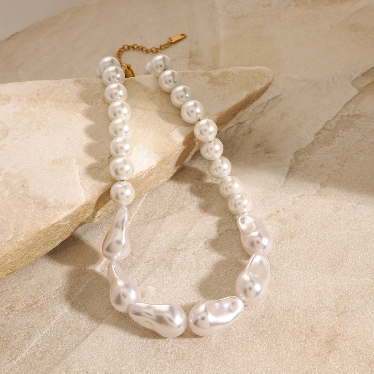 Collar de perlas minimalista y geométrico de acero de titanio con acabado galvanizado para hombres y mujeres