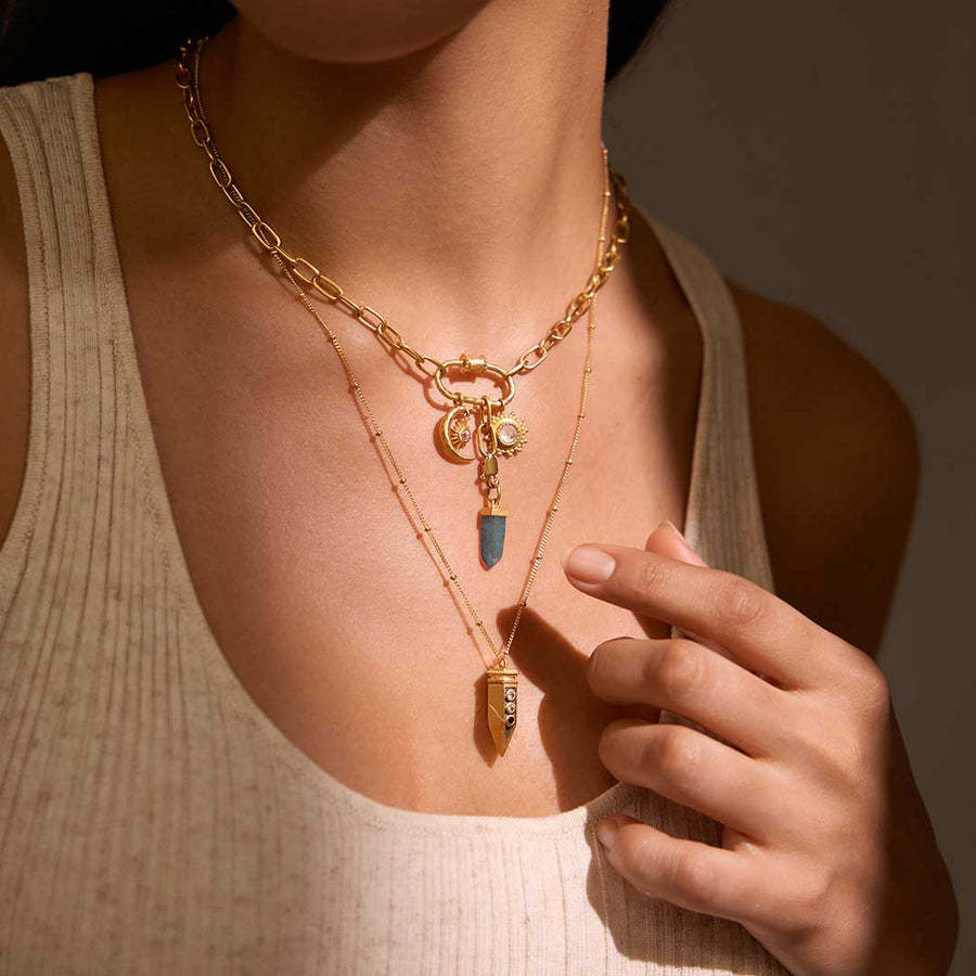 Cadena de bolas con barra colgante minimalista de acero inoxidable chapado en oro PVD con incrustaciones de circonita cúbica de sol, luna y estrella