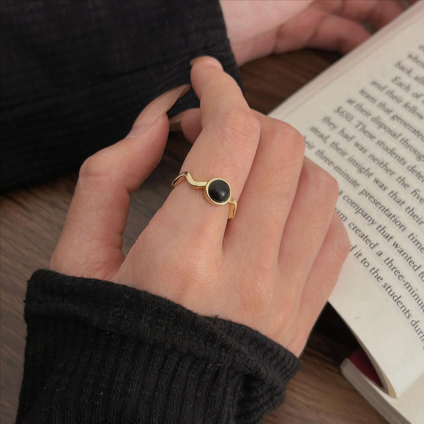 Anillo minimalista con forma de corazón de plata de ley 925 con incrustaciones de ónix negro y facetas geométricas biseladas