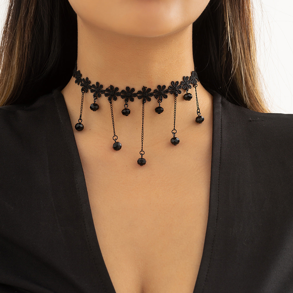 Gargantilla Punk Gótica de Encaje Negro con Colgante de Lágrima y Detalles de Borlas para Mujer