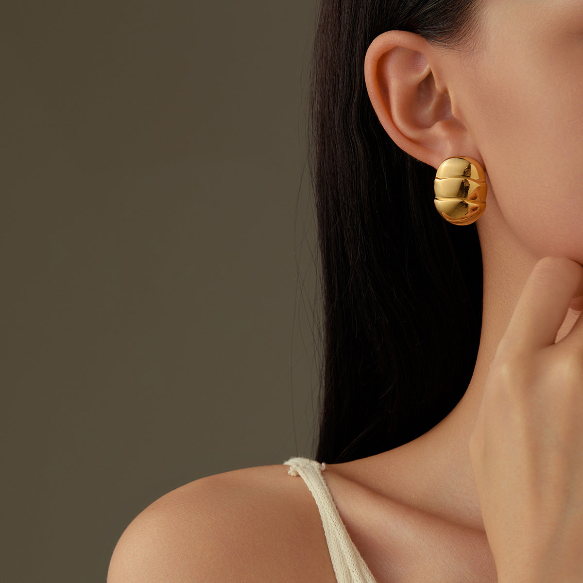 Orecchini da donna minimalisti ed eleganti in acciaio inossidabile a trama cava con placcatura in oro 18 carati