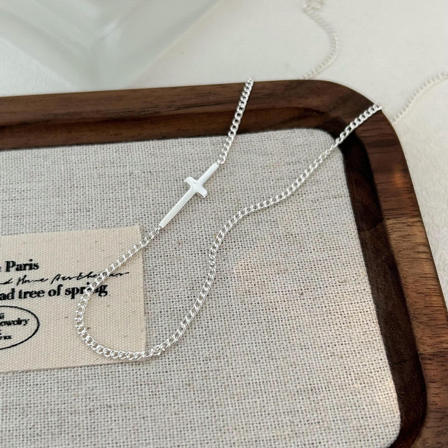 Gargantilla de Plata de Ley 925 Minimalista Hecha a Mano con Colgante de Cruz para Mujer con Forma Geométrica y Estética Minimalista Moderna