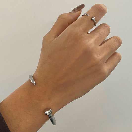Pulsera geométrica de acero inoxidable chapado para mujer con estética minimalista de lujo