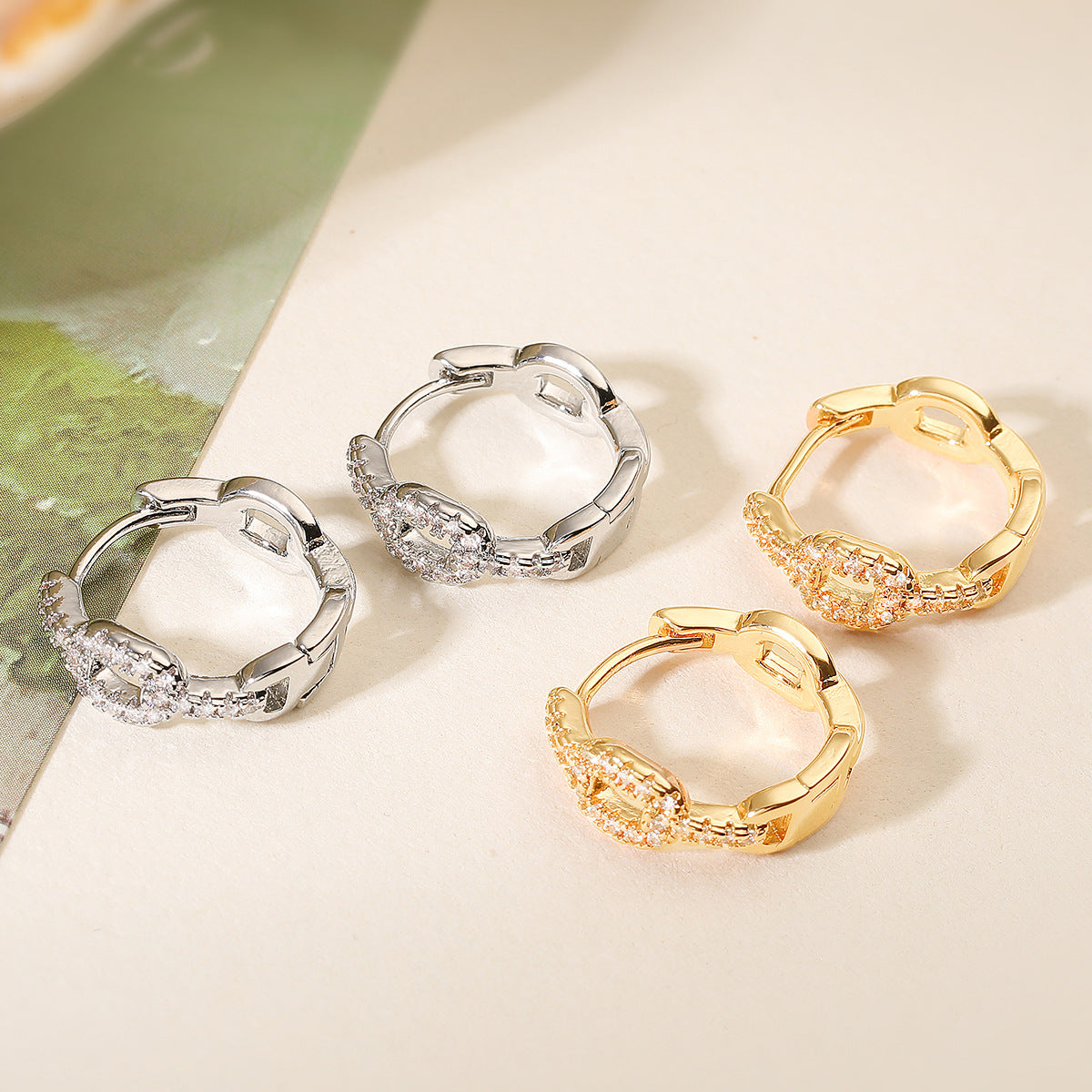 Pendientes de Aro Geométricos Minimalistas para Mujer de Cobre con Baño de Oro de 18K y Incrustaciones de Circonitas