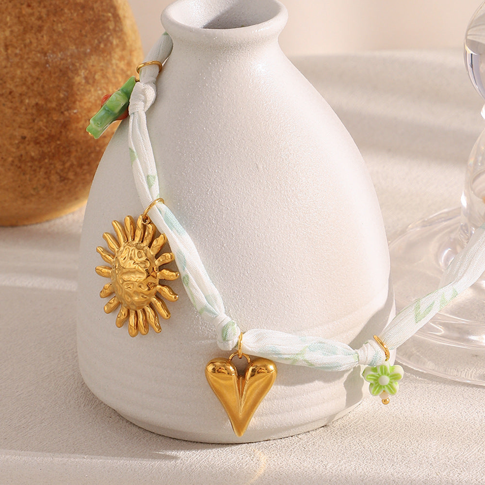Collana con pendente a forma di sole dolce e audace per donna in acciaio inossidabile con placcatura in oro 18 carati, ciondolo a forma di cuore in acciaio al titanio su catena standard