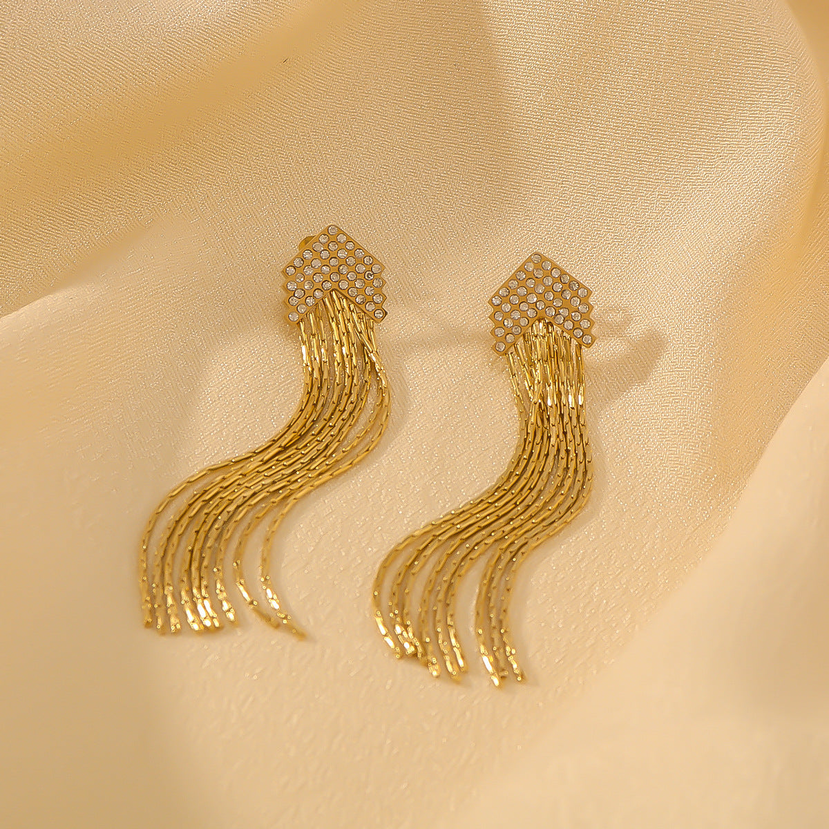 Orecchini pendenti con nappe stile Ins con intarsio completo di strass su base in acciaio inossidabile e finitura placcata in oro 18 carati