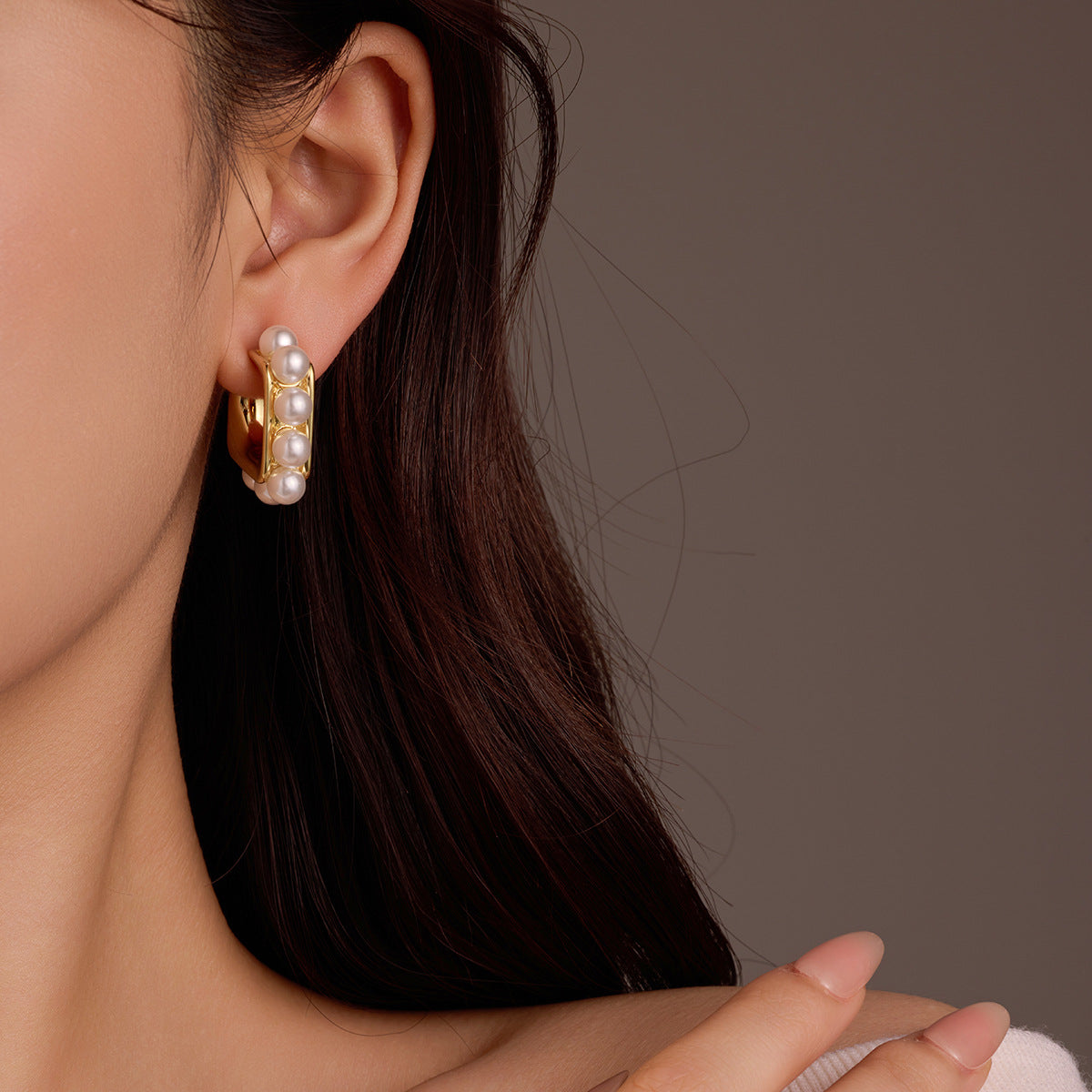 Orecchini da donna in stile vintage con perle, placcati in oro, in acciaio inossidabile, a forma di C geometrica, con elegante design a cerchio