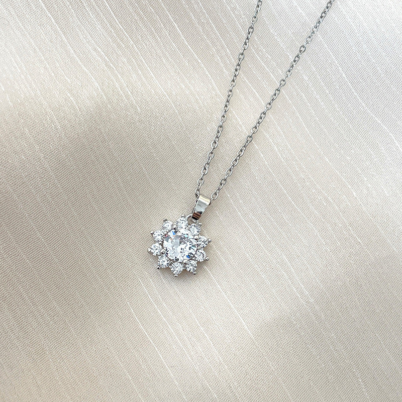 Collana Minimalista Girasole Floreale per Donna in Acciaio al Titanio con Intarsio di Strass e Finitura Placcata Oro 18K