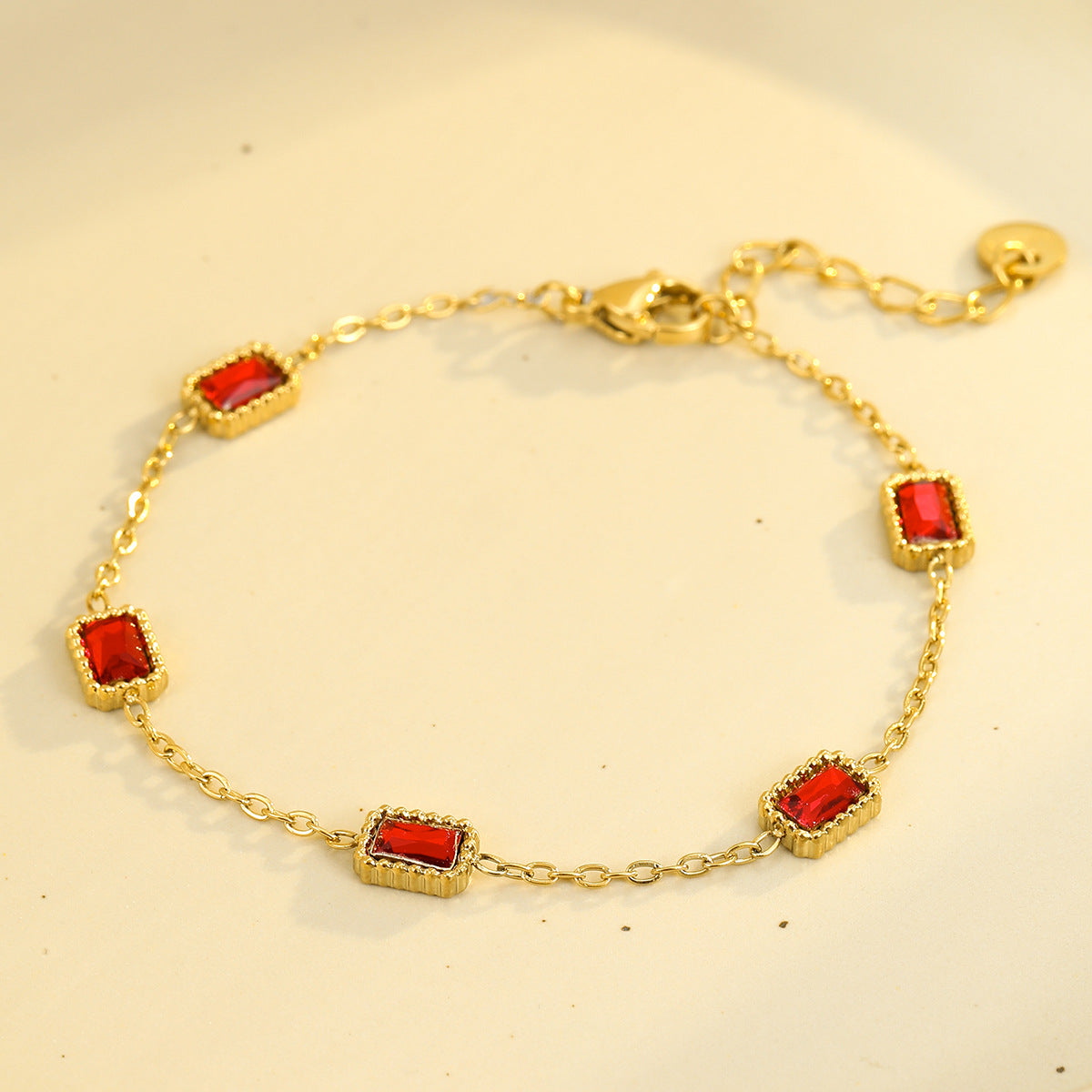 Collana da donna minimalista con pendente quadrato in acciaio inossidabile con intarsio in strass e placcatura in oro