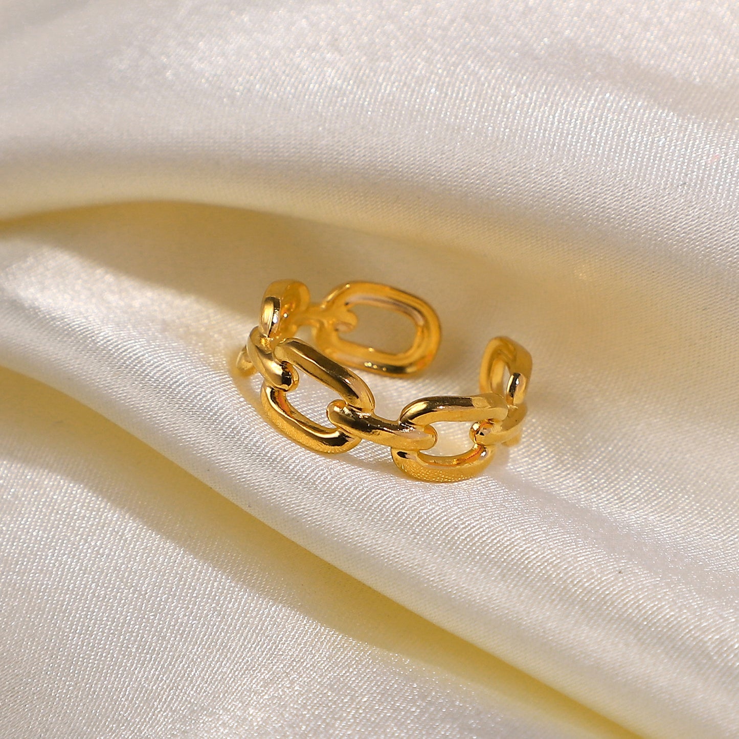 Anillo Minimalista Cuadrado Eslabón de Acero Titanio para Mujer con Baño de Oro de 18K