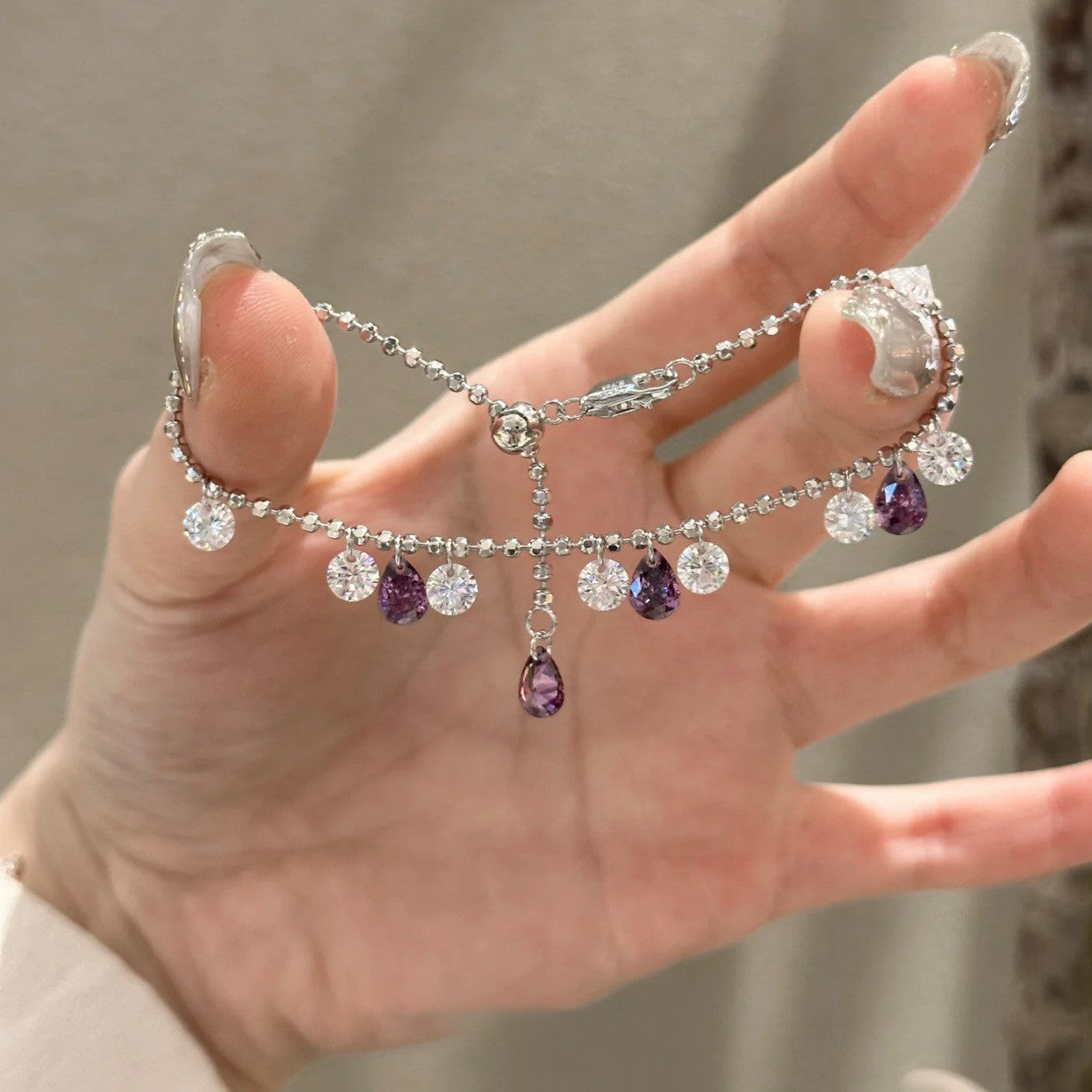 Elegante bracciale da donna con fiore geometrico e accenti in zircone, in rame placcato, stile trendy da ufficio, gioiello versatile e lussuoso per la mano