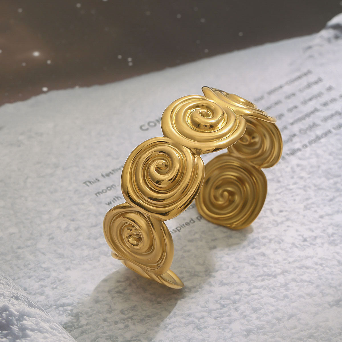 Elegante Bracciale a Conchiglia da Donna in Acciaio al Titanio con Finitura Placcata, Gioielli di Lusso in Acciaio Inossidabile