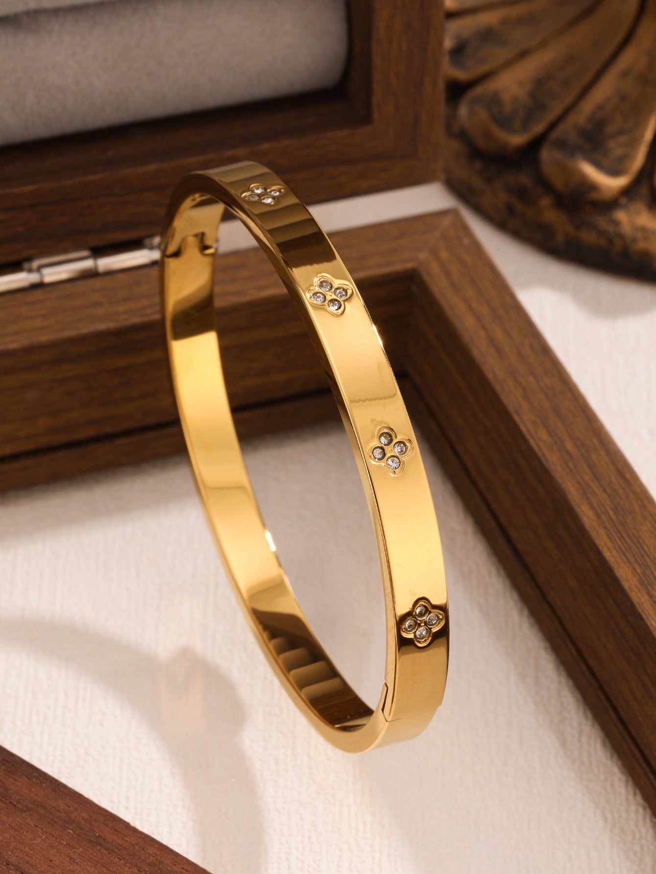 Juego de pulseras de acero inoxidable con trébol de cuatro hojas, incrustaciones de diamantes de imitación y chapado en oro al vacío de 18 quilates, estilo minimalista y a la moda