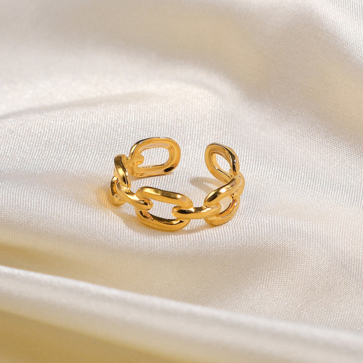 Anillo Minimalista Cuadrado Eslabón de Acero Titanio para Mujer con Baño de Oro de 18K