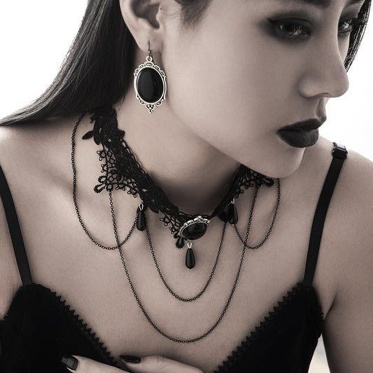 Collana girocollo gotica stile dark con pizzo, ciondolo a goccia in cristallo nero e nappine per donna