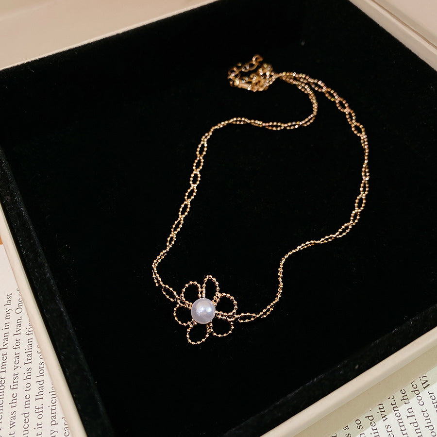 Set di collana e bracciale da donna con perle floreali a traforo minimaliste, pendente in lega e finitura placcata