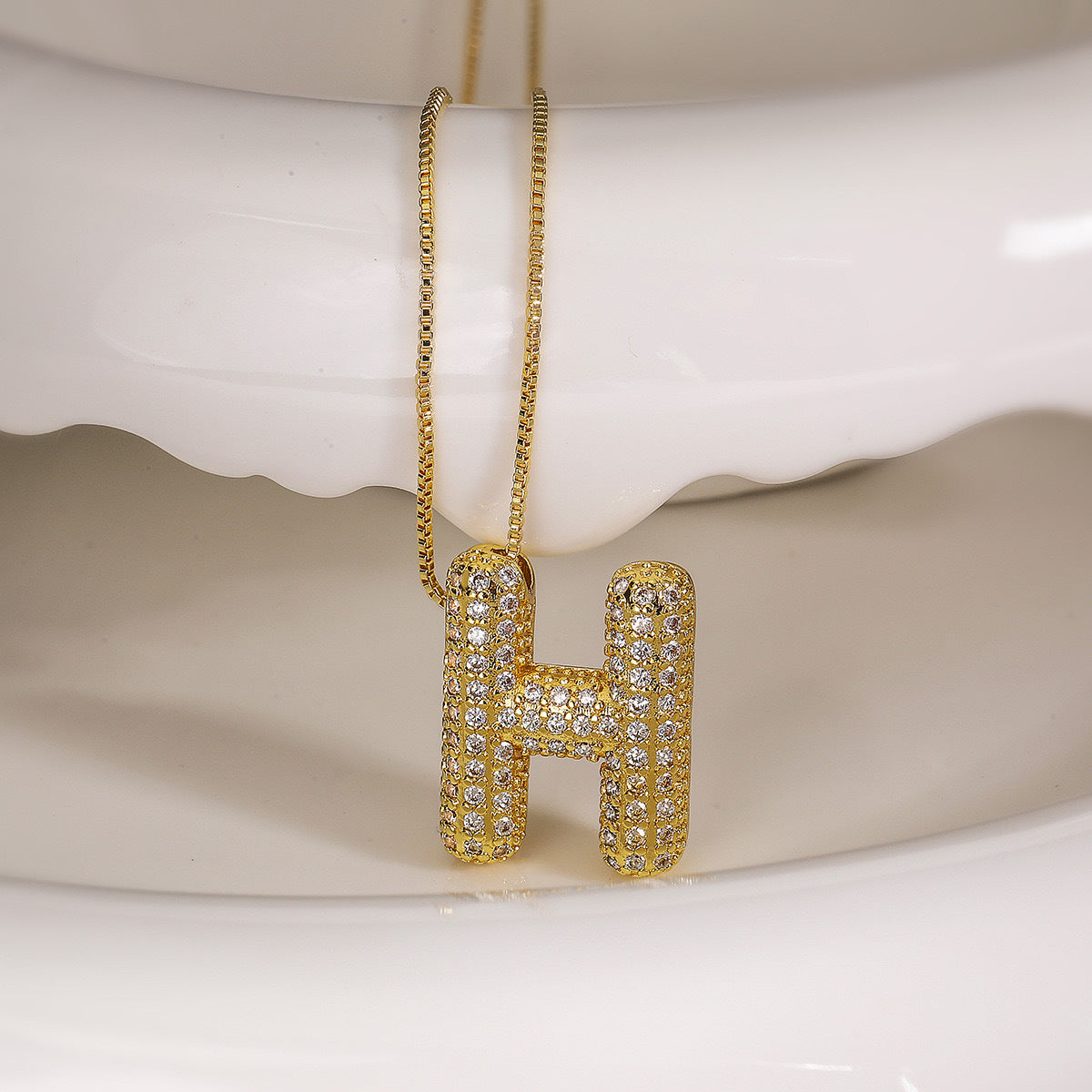 Collana da donna in acciaio al titanio placcato con lettera minimalista e zirconi cubici