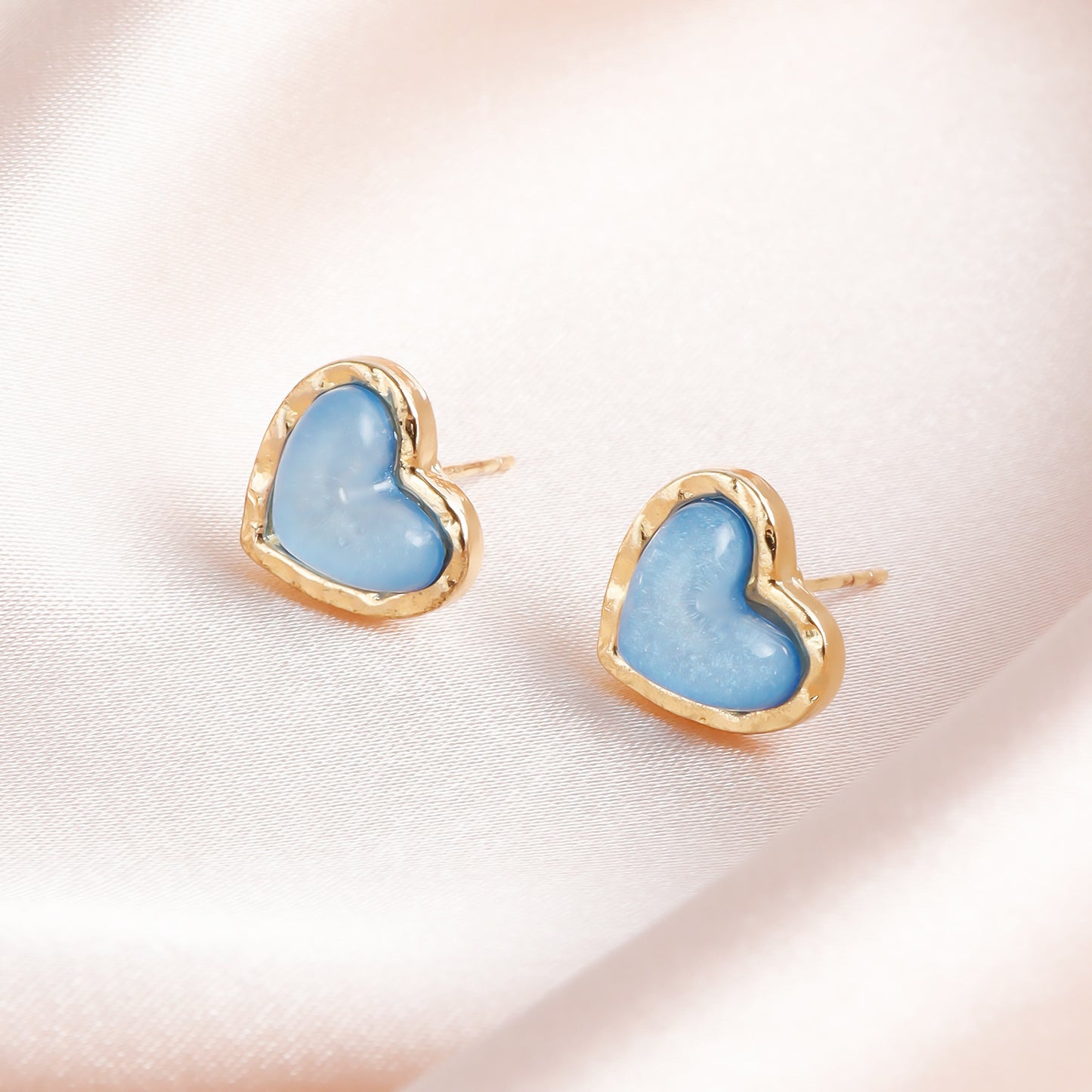 Minimalist Heart-Shaped Electroplated Metal Stud Earrings for Women with Cute and Elegant Aesthetic