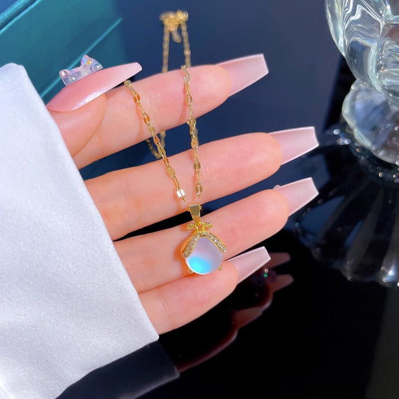 Collana Pendente Libellula dal Design Originale da Donna in Acciaio al Titanio con Placcatura in Oro 18K e Forma Irregolare