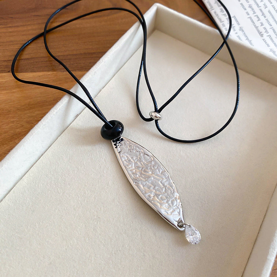 Collar con colgante de hoja minimalista de aleación con acabado chapado para mujer, cadena de suéter ligera, accesorio de lujo